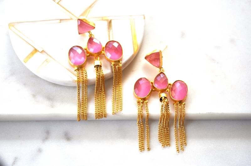 Handgemachte Rosa Stein Quasten Ohrringe Goldfarbene Fransen Statement Ohrringe Handgemachte Rosa Stein Quasten Ohrringe Goldfarbene Fransen Statement Ohrringe von Creasebysurekha