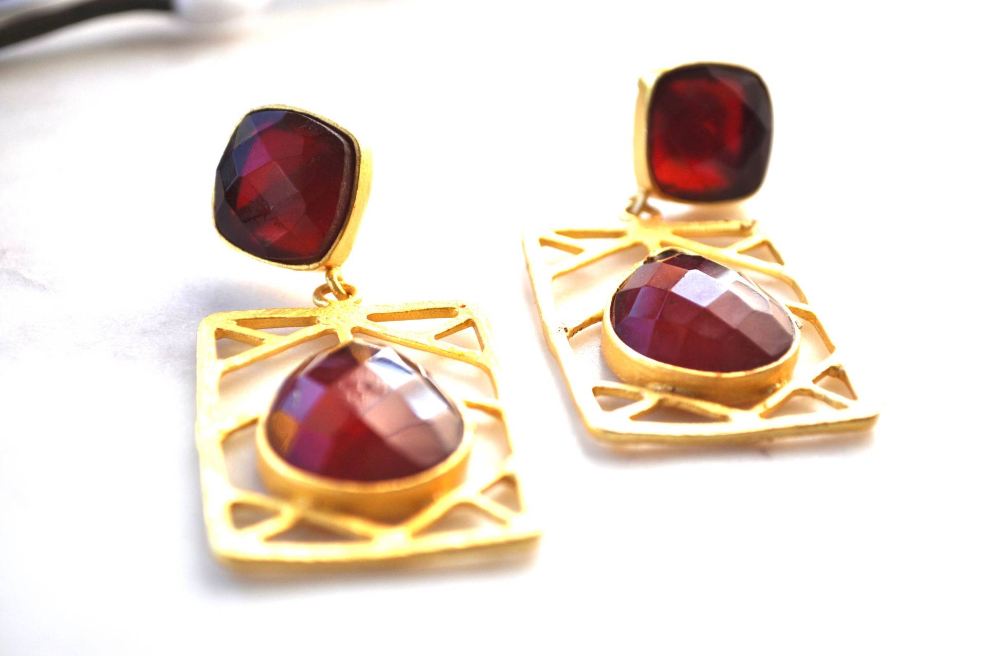 Handgemachte Rote Edelstein Ohrringe von Creasebysurekha