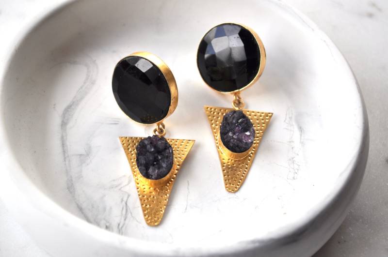 Handgemachte Schwarze Stein Baumeln Ohrringe Gold-Ton Verzierte Ohrringe Handgemachte Schwarze Stein Baumeln Ohrringe Gold-Ton Verzierte Ohrringe von Creasebysurekha