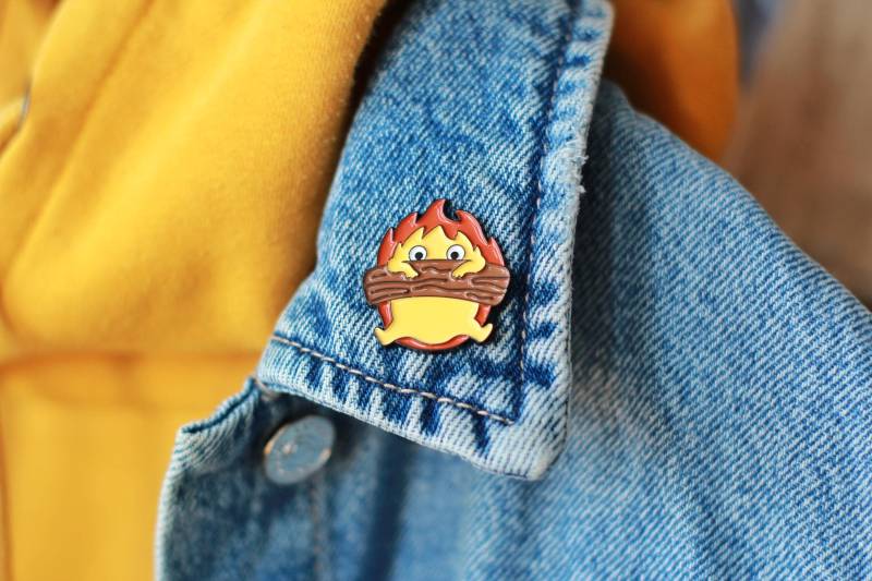 Feuer Pin Abzeichen An Einem Holzstamm, Tragbares Bewohner Haus Dämon Zauberer Zuhause Anime Fan Geschenk Für Jungen Mädchen von CreateBrush
