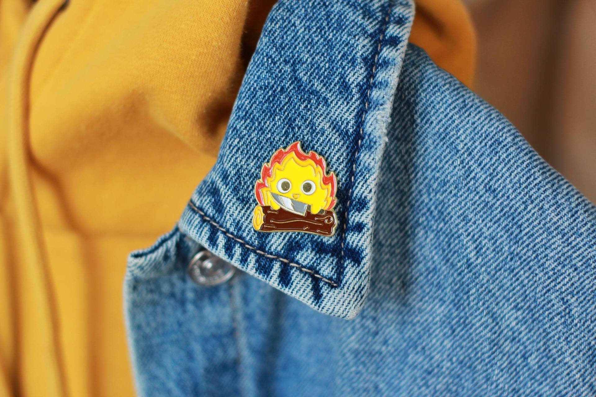 Lächelndes Feuer Pin Abzeichen Mit Einem Messer, Tragbares Lagerfeuer Fleck Bewohner Haus Dämon Zauberer Zuhause Anime Fan Geschenk Für Jungen Lächelndes Feuer Pin Abzeichen Mit Einem Messer, Tragbares Lagerfeuer Fleck Bewohner Haus Dämon Zauberer Zuhause Anime Fan Geschenk Für Jungen von CreateBrush