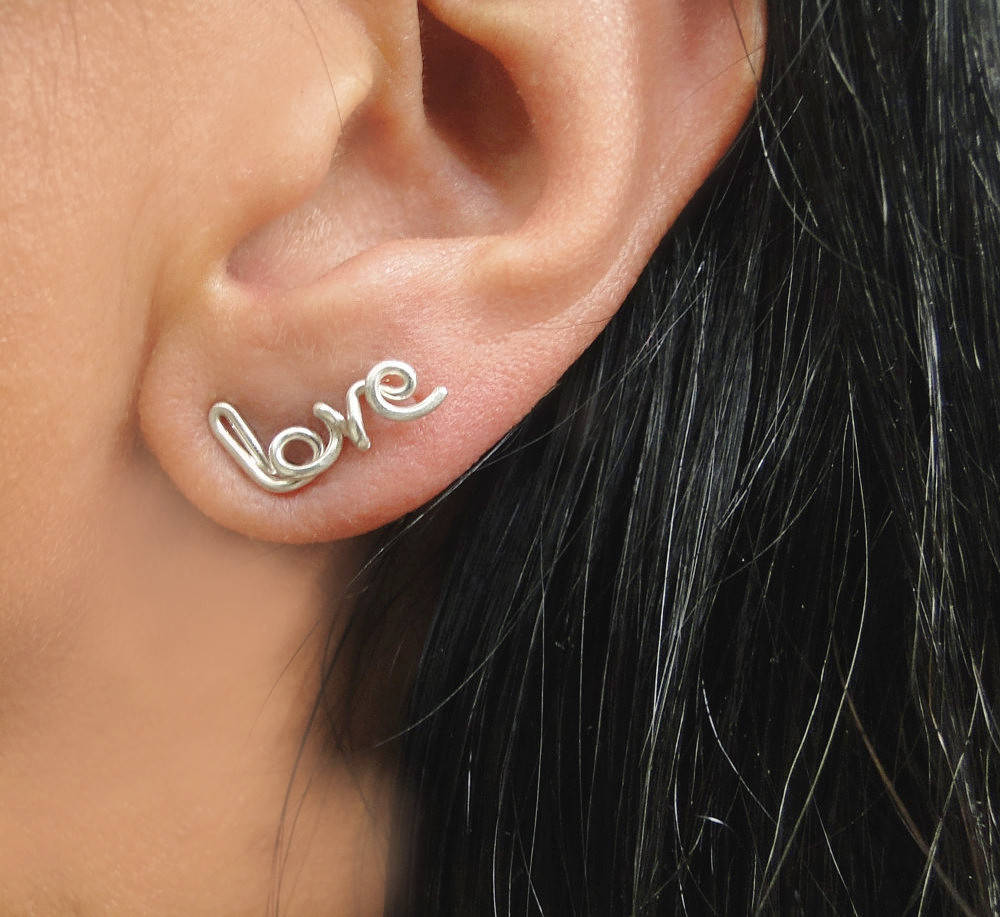 Silber Liebe Ohrringe Kleine Wort Ohrstecker, Personalisierter Schmuck Silber Liebe Ohrringe Kleine Wort Ohrstecker, Personalisierter Schmuck von CreatedToEdify