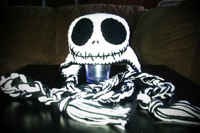 Gehäkelte Jack Skellington Beanie Mit Ohrenklappen & Geflochtenen Bändern Gehäkelte Jack Skellington Beanie Mit Ohrenklappen & Geflochtenen Bändern von CreatedWithaHook