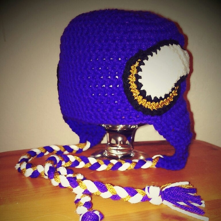 Gehäkelter Minnesota Vikings Football Helm Gehäkelter Minnesota Vikings Football Helm von CreatedWithaHook