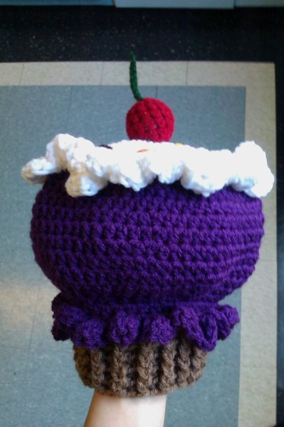 Gehäkeltes Double Matt Lila Cupcake Mit Streuseln & Kirsche Oben Drauf Gehäkeltes Double Matt Lila Cupcake Mit Streuseln & Kirsche Oben Drauf von CreatedWithaHook