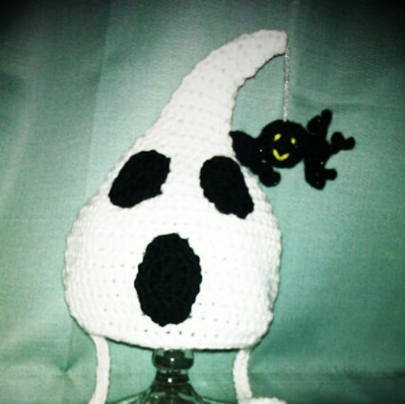 Gehäkeltes Ghost Mit Hängenden, Spider, & Beziehungen Gehäkeltes Ghost Mit Hängenden, Spider, & Beziehungen von CreatedWithaHook