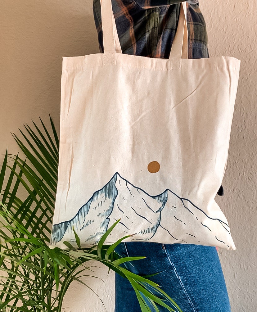 Handbemalte Navy Mountain Einkaufstasche | Baumwolltasche Handbemalte Navy Mountain Einkaufstasche | Baumwolltasche von CreatedbyErink