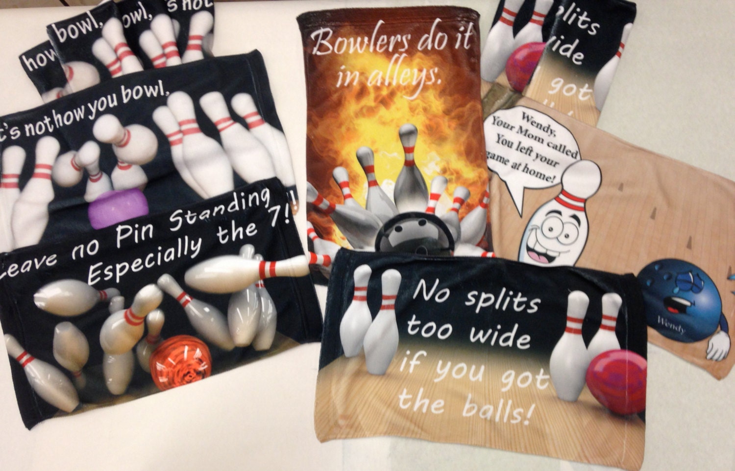 Bowling Towels_Show Von Ihrem Stil Und Können Mit Unserem Individuell Bedruckten Bowlinghandtuch Bowling Towels_Show Von Ihrem Stil Und Können Mit Unserem Individuell Bedruckten Bowlinghandtuch von CreatedbyMaMa