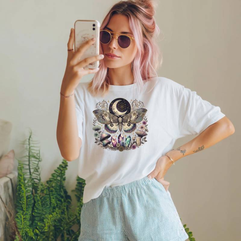 Fairy Core Motten Und Kristalle Sommer T-Shirt Witchy Nature Hexen Lieben Natur Dark Academy Kleidung Fairy Core Motten Und Kristalle Sommer T-Shirt Witchy Nature Hexen Lieben Natur Dark Academy Kleidung von CreateyourmagicShop