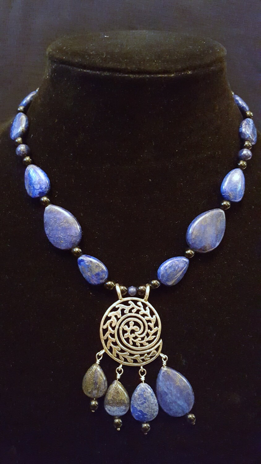Lapis Lazuli Stein Halskette Mit Sterling Silber Fokalstück Lapis Lazuli Stein Halskette Mit Sterling Silber Fokalstück von CreatingJCH