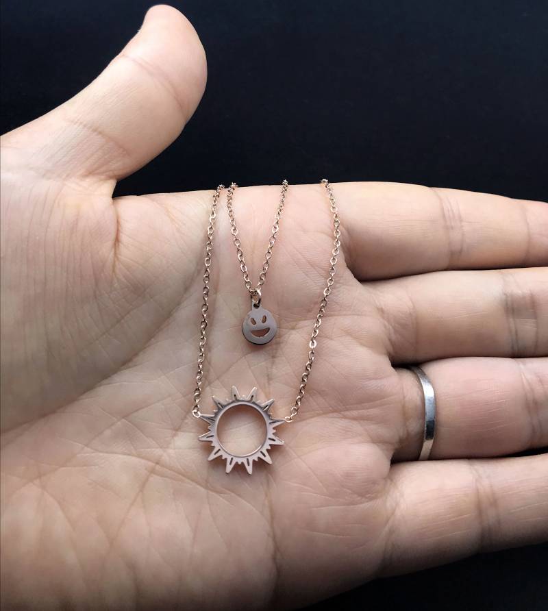 18K Gold Doppel Halskette, Sonniges Lächeln, Hohle Sonne, Bar Rose Schlüsselbein Achat Geschenk von CreatioDesign