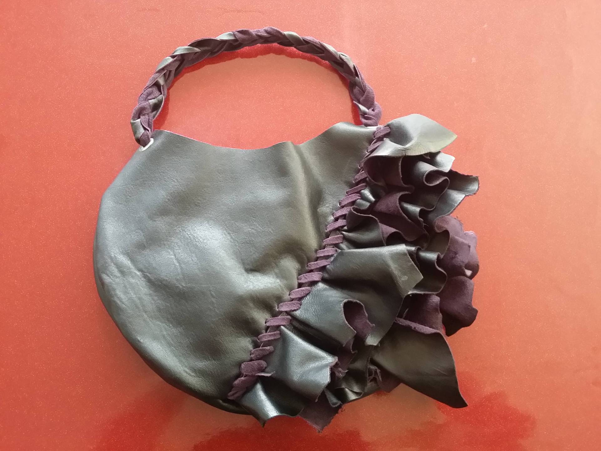 Lila Schwarz Lederhandtasche Fliegen 35x23cm Lila Schwarz Lederhandtasche Fliegen 35x23cm von CreationByKristy