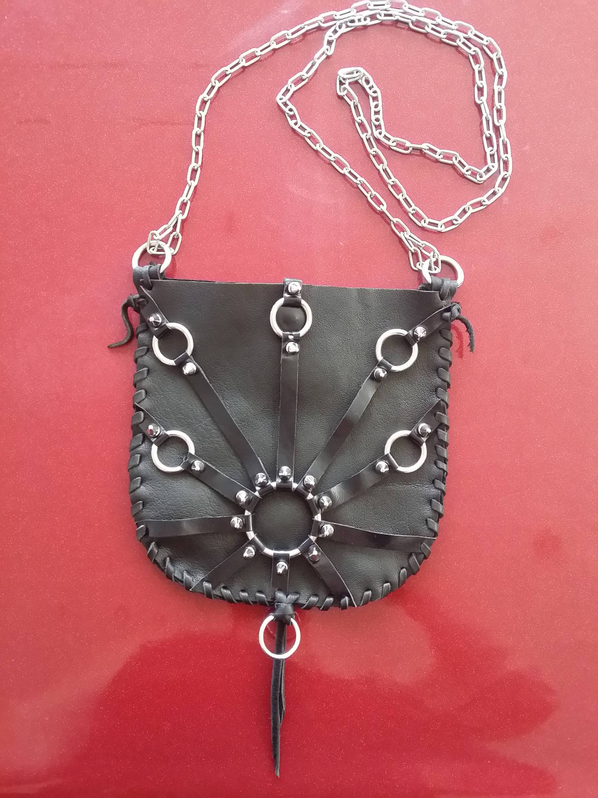 Sling Bag Rohe Schwarze Ledergeschirr Gothic Fetisch Streifen Genähte 20x20cm Metallkette Ringe Hand Tipps Sling Bag Rohe Schwarze Ledergeschirr Gothic Fetisch Streifen Genähte 20x20cm Metallkette Ringe Hand Tipps von CreationByKristy