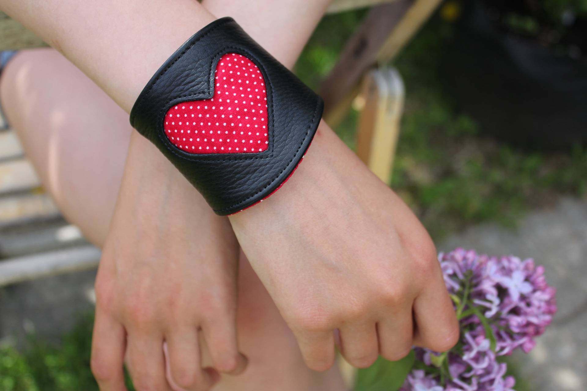 Verstellbares Armband Aus Recyceltem Leder Mit Herzmuster Verstellbares Armband Aus Recyceltem Leder Mit Herzmuster von CreationElfik