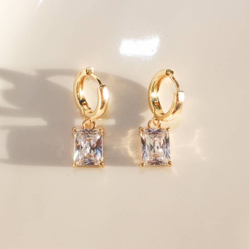 Emma - Funkelnde Tropfen Ohrringe Aus 24K Gold ∙ Huggies Mit Cubic Zirkonia Rechteck Geburtstag Hochzeitsfeier von CreationMegane