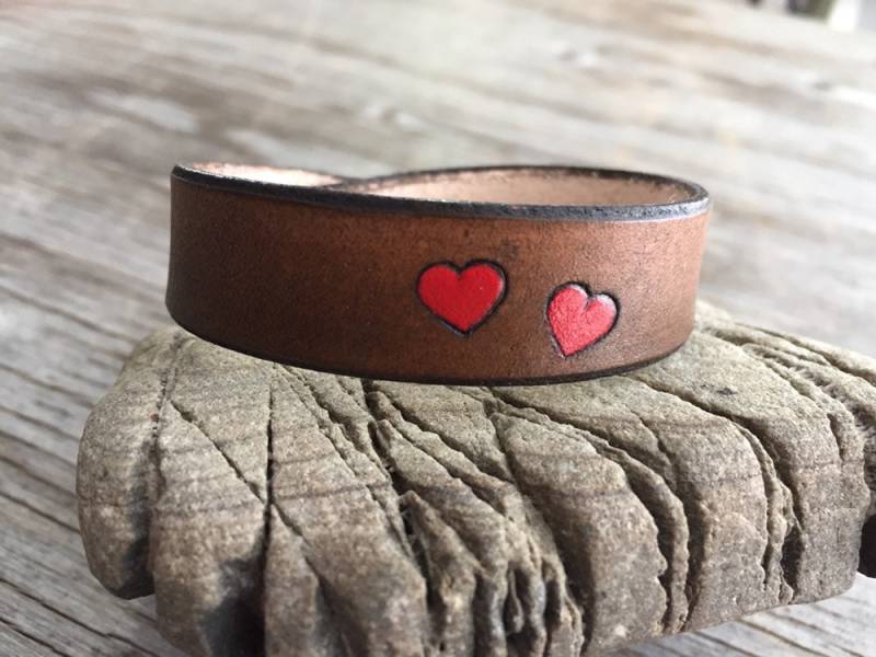 Armband Leder Mit Bunten Herzen. Bemalte Und Handgefärbten Leder. Erwachsene Kinder, Mädchen, Junge, Mann Frau Größen. Verliebt von CreationSecondeNatur
