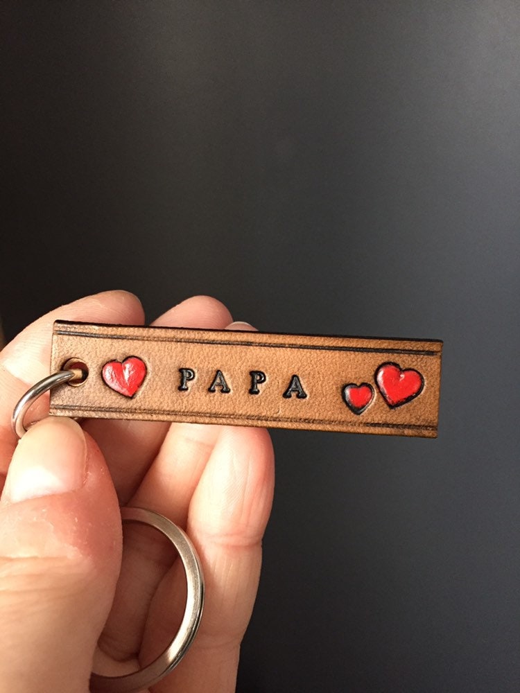 Geschenk Für Papa. Personalisierter Leder-Schlüsselanhänger Mit Herzförmigem Identifikationsnamen Oder Anderem. Braun Und Rot. Verfügbare Menge von CreationSecondeNatur