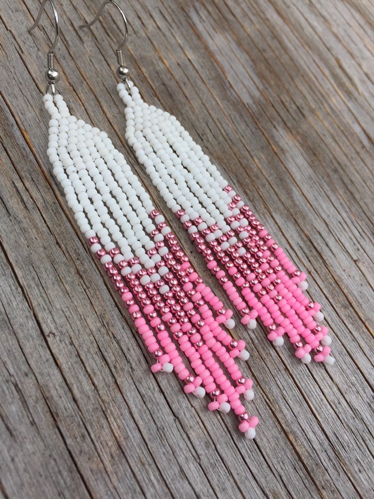 Ohrstecker Der Ureinwohner Amerikanisch. Lange Weiße Und Rosa Ohrringe. - Ja, Ja von CreationSecondeNatur