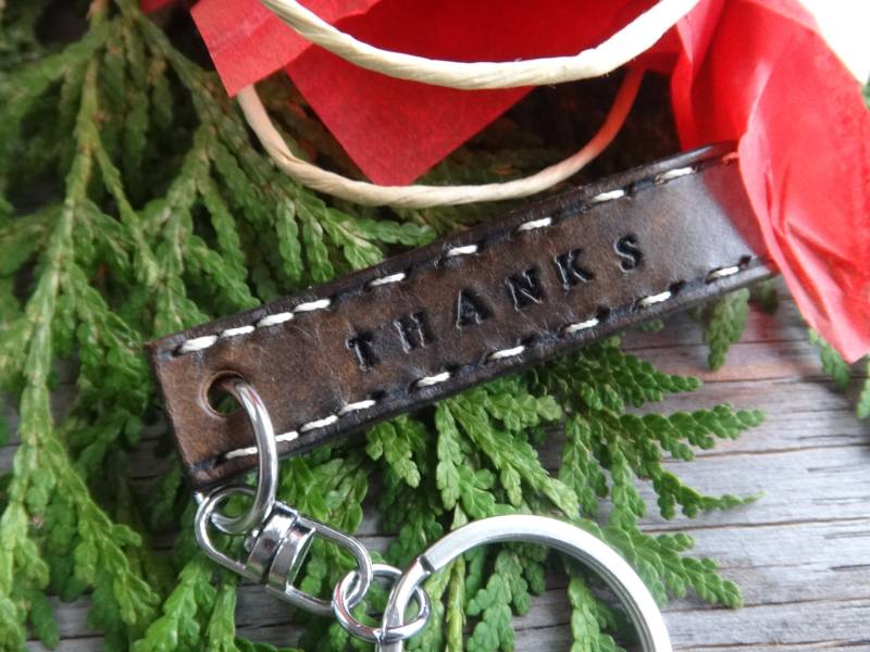 Personalisierte Leder Schlüsselanhänger. Kennung Der Handtasche Oder Schlüsselbund Eintritt in Die Wahl Des Namens Andere. Braun Und Creme von CreationSecondeNatur