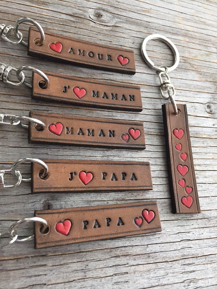 Schlüsselanhänger Aus Leder Mit Herzen Personalisiert. Braun Und Rot. Verfügbare Menge. Geschenk Der Wertschätzung. Werbung. Valentinstag Liebe von CreationSecondeNatur