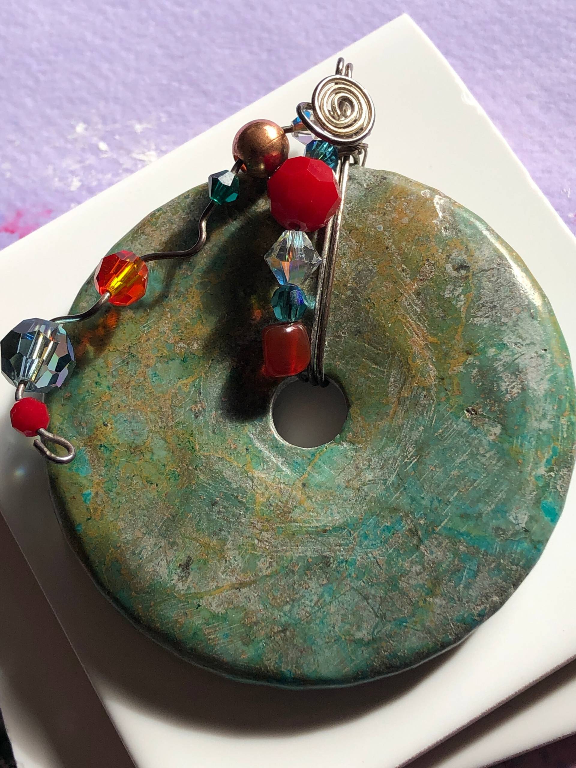 Großer Türkis Anhänger in Sterling Silber Gewickelt. Swarovski-, Karneol - Und Kupferperlen. Lederband Großer Türkis Anhänger in Sterling Silber Gewickelt. Swarovski-, Karneol - Und Kupferperlen. Lederband von CreationbySF