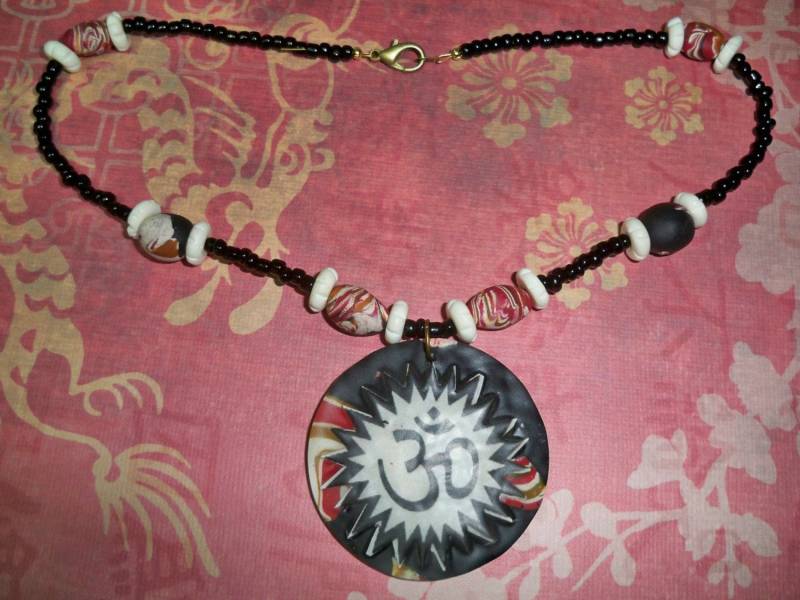 Polymer Clay Om Anhänger Und Halskette. Knochen, Glas, Papier von CreationbySF