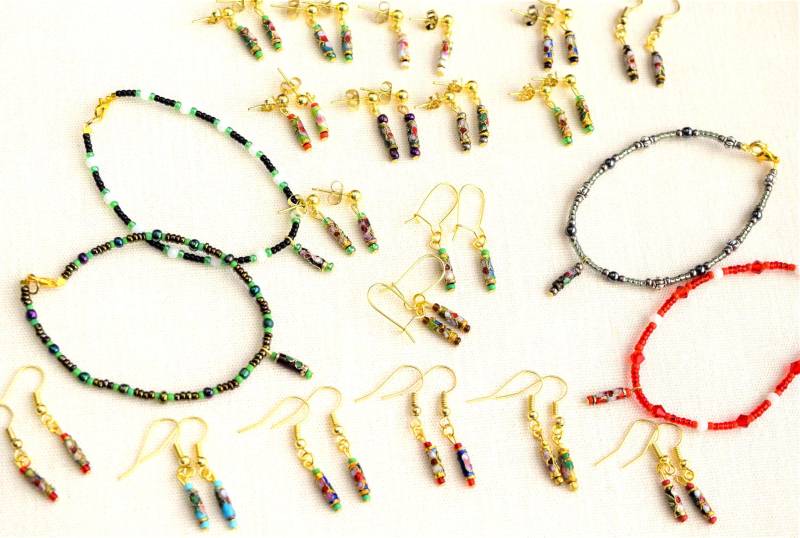 Cloisonne Bunte Emaille Blumen Rohr Perle Hängende Ohrringe, Drähte & Beiträge Und Armbänder von CreationsByBronte