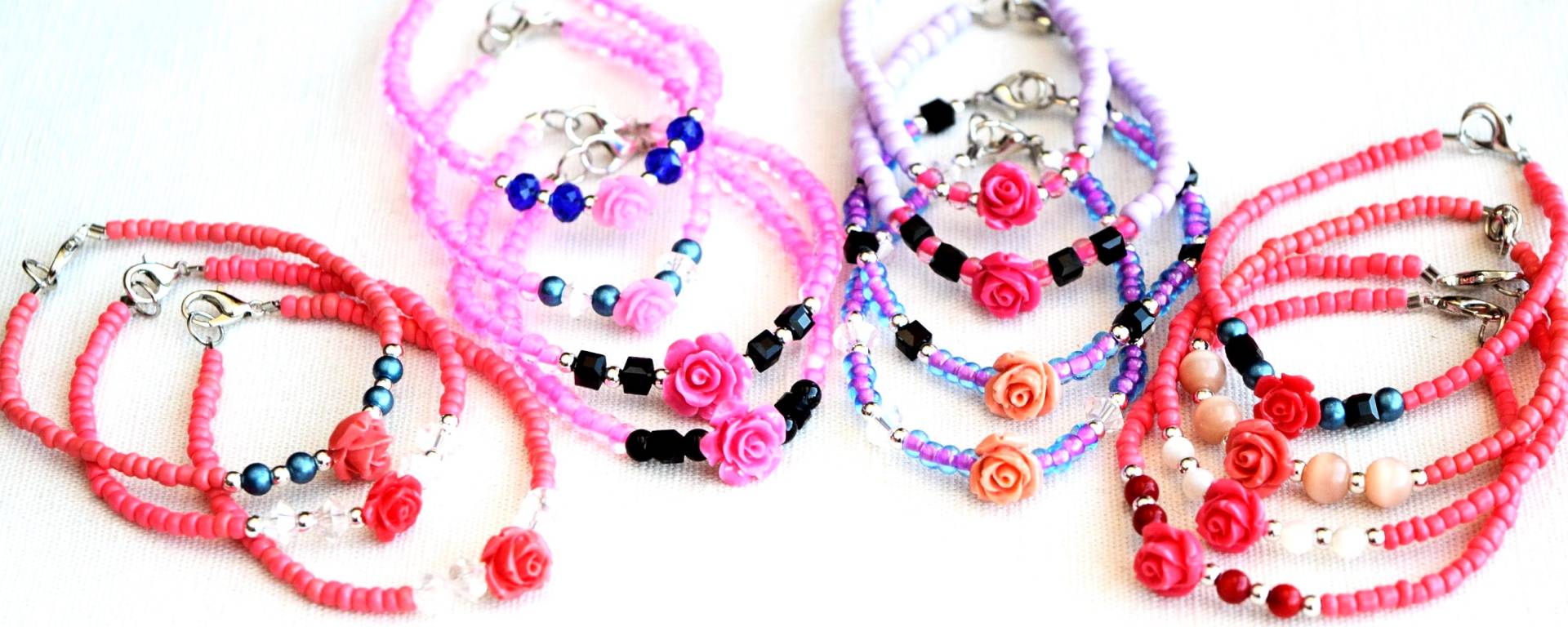 Lachs Und Rosa Blumen Perlen Armbänder von CreationsByBronte