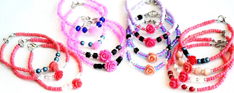 Lachs Und Rosa Blumen Perlen Armbänder von CreationsByBronte