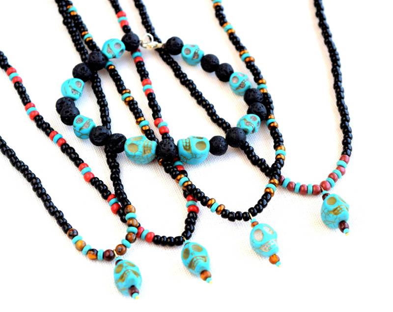 Schädel Und Lava Stein Perlen Armband von CreationsByBronte