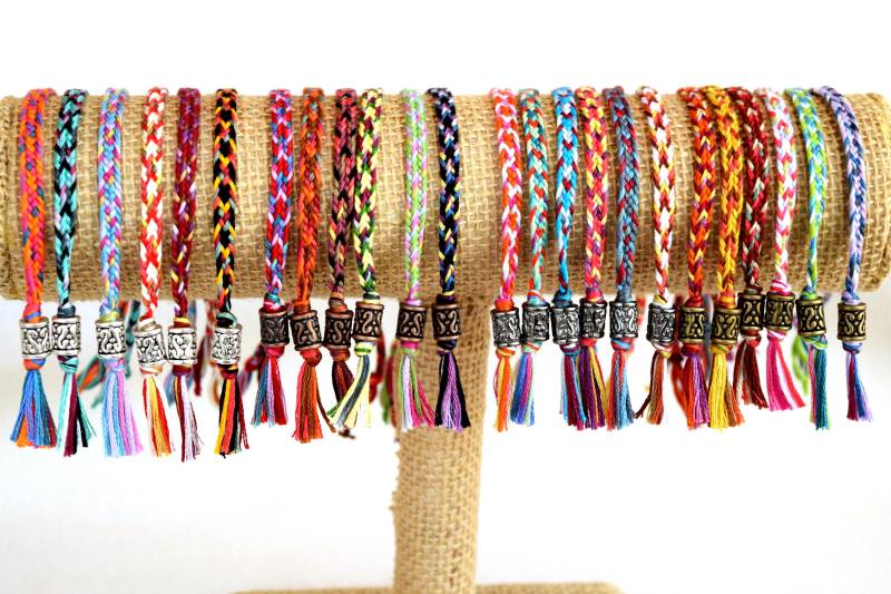 Unisex Handgewebte Armbänder Oder Fußkettchen Mit Mehrfarbigem Wechselfaden von CreationsByBronte