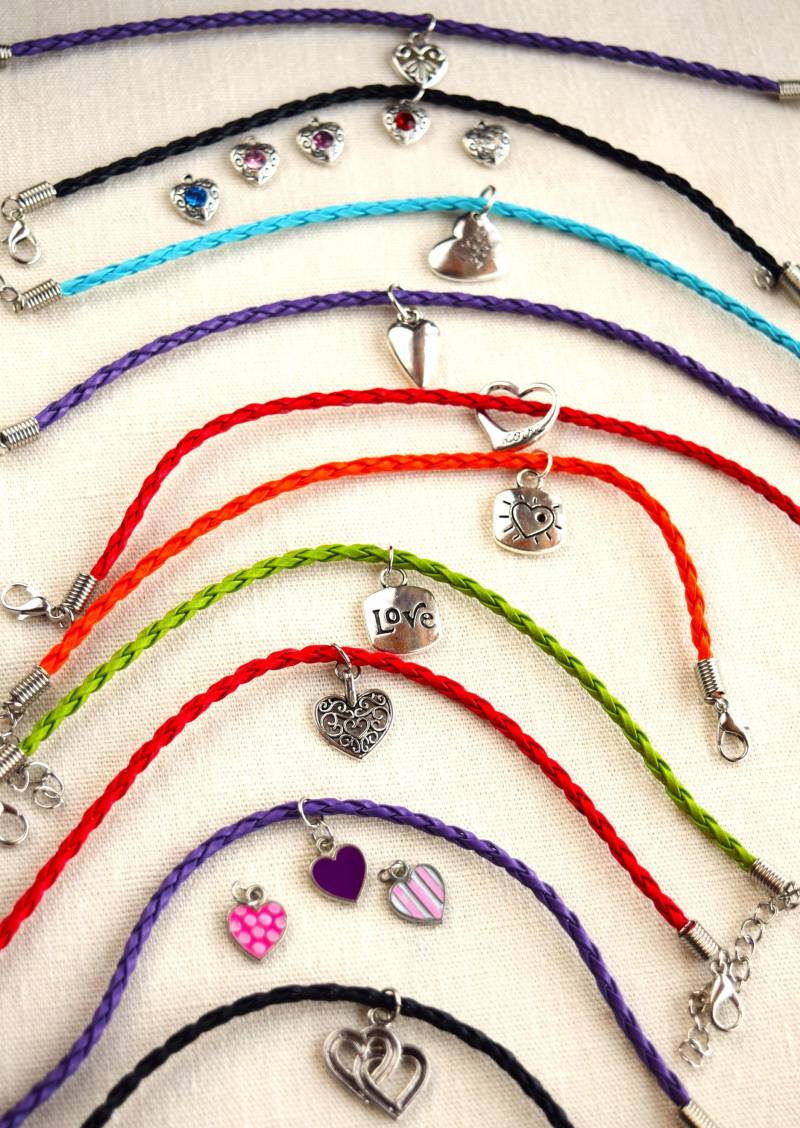 Valentins-Lederarmbänder Mit Silbernen Anhängern von CreationsByBronte