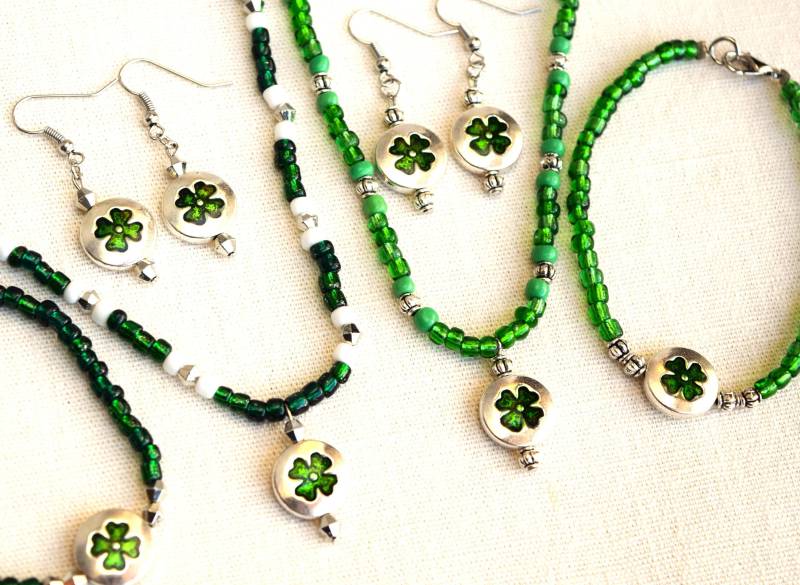 st Patricks Vierblättriges Kleeblatt Halsketten, Armbänder, Ohrringe Und Sets Metall, Emaille von CreationsByBronte