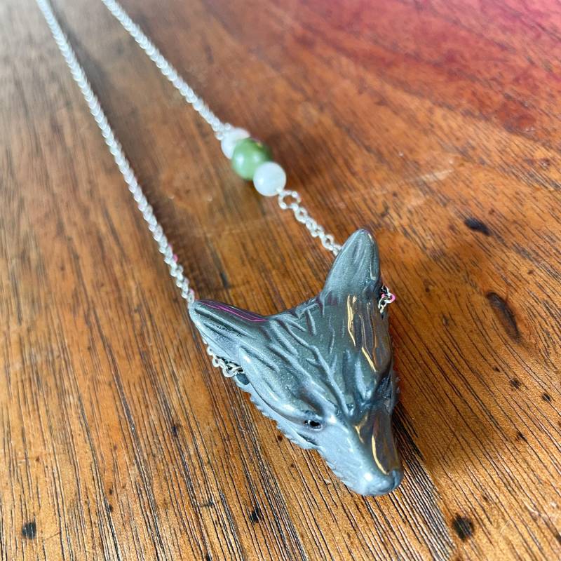 Intuition Und Fülle Silber Pyrit Wolf Mit Grüner Jade Mondstein Perlen An Einer Edelstahlkette Hummerverschluss von CreationsByHuckstep