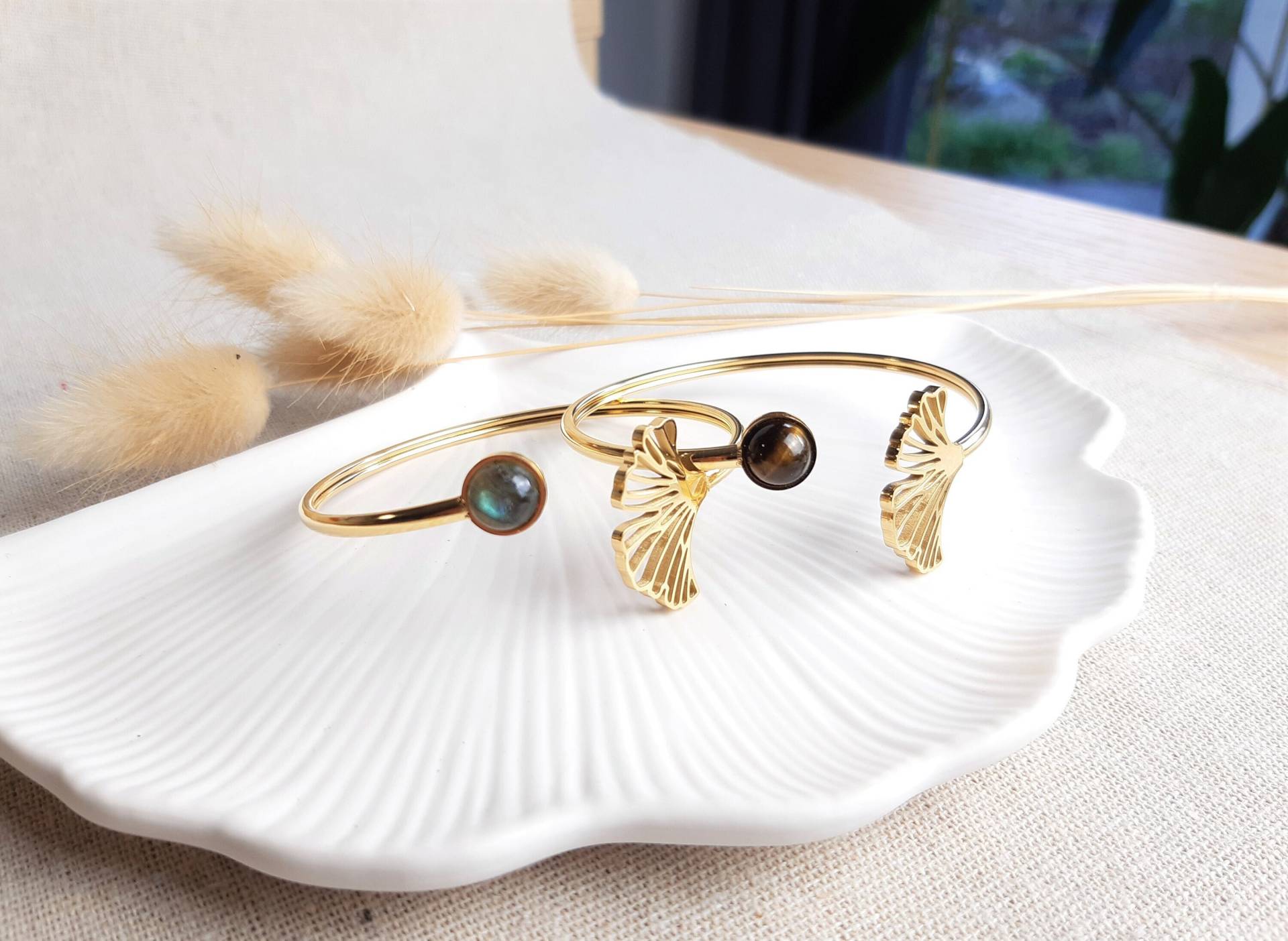 Ginkgo-Armreif Aus Edelstahl Mit Durchbrochenem Ginkgoblattmuster Und Labradorit - Oder Tigerauge-Cabochon Ginkgo-Armreif Aus Edelstahl Mit Durchbrochenem Ginkgoblattmuster Und Labradorit - Oder Tigerauge-Cabochon von CreationsByKarine
