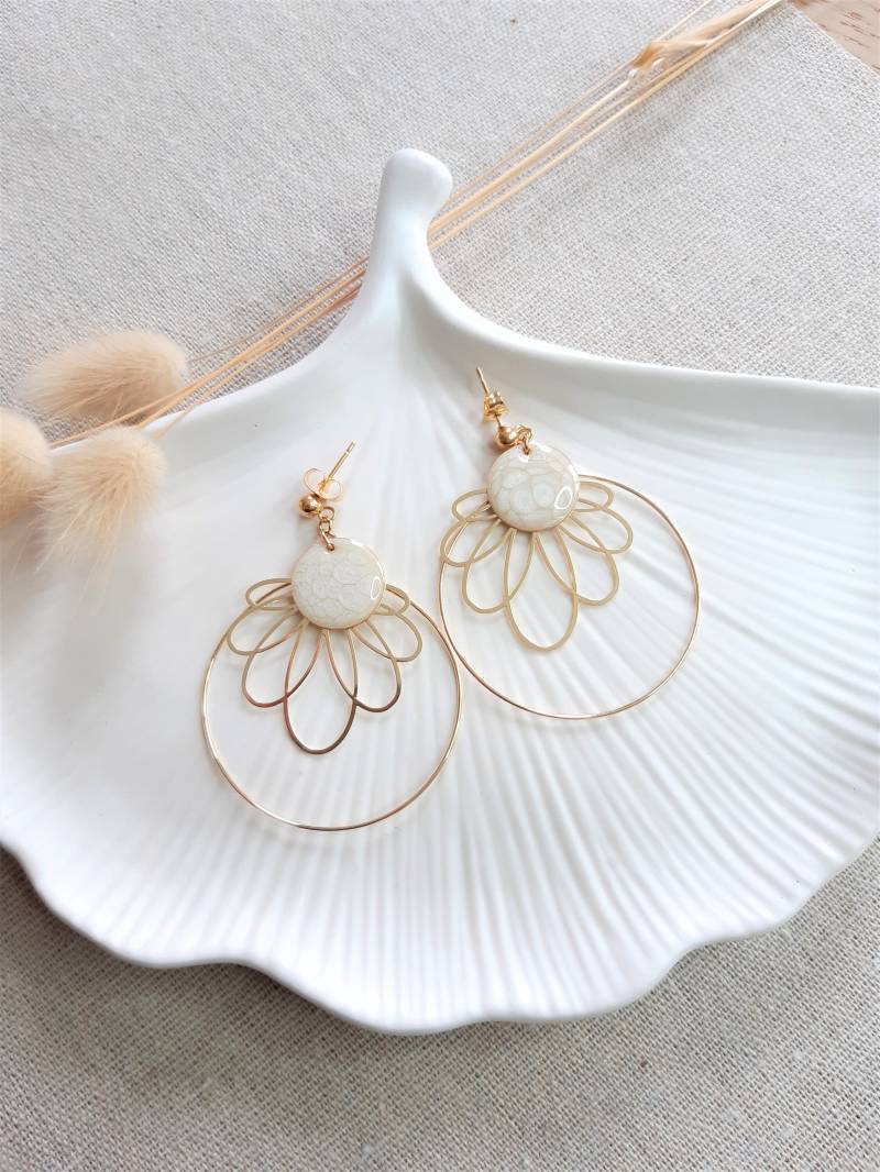 Maelys Ohrringe Goldprint in Edelstahl Und Pailletten Mit Harz Perlweißen Effekten Maelys Ohrringe Goldprint in Edelstahl Und Pailletten Mit Harz Perlweißen Effekten von CreationsByKarine