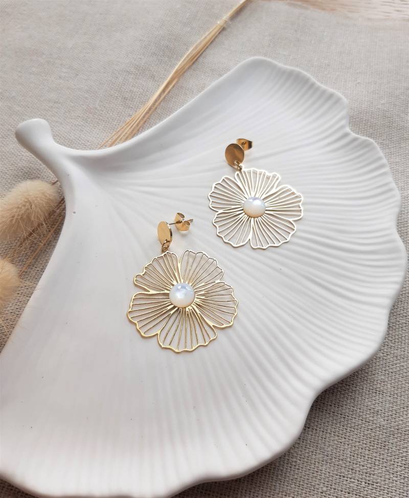 Marguerite-Ohrringe Mit Blumendruck Aus Edelstahl Und Perlmutt-Cabochon von CreationsByKarine
