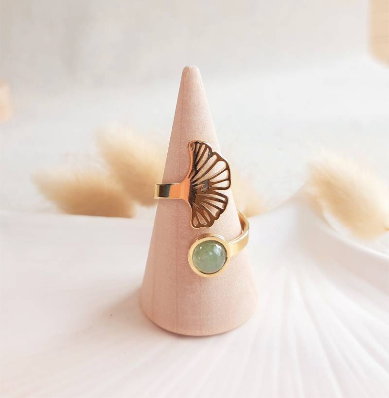Verstellbarer Ginkgo-Ring Aus Goldenem Edelstahl, Durchbrochenem Ginkgo-Blattmuster Und Grünem Aventurin-Cabochon Verstellbarer Ginkgo-Ring Aus Goldenem Edelstahl, Durchbrochenem Ginkgo-Blattmuster Und Grünem Aventurin-Cabochon von CreationsByKarine