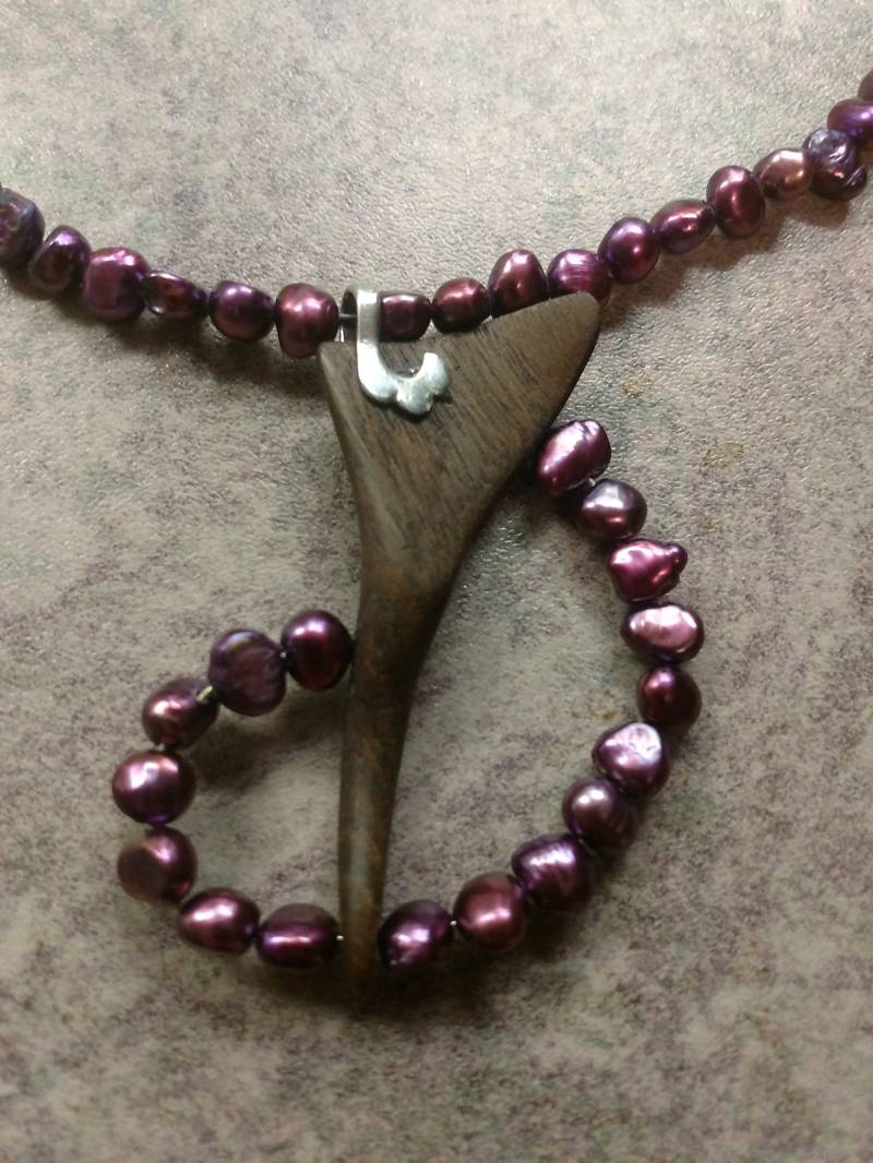 Anhänger Aus Walnuss - Und Burgunderroter Perle Mit Bordeauxfarbener Perlenkette 01 Anhänger Aus Walnuss - Und Burgunderroter Perle Mit Bordeauxfarbener Perlenkette 01 von CreationsByRandal