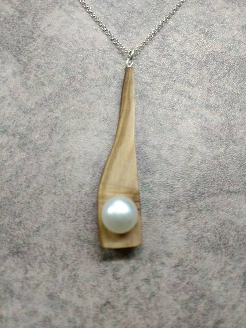 Apfelholz, Süsswasserzuchtperle 9.5 Mm Und Sterlingsilber-Anhänger 48Mm Apfelholz, Süsswasserzuchtperle 9.5 Mm Und Sterlingsilber-Anhänger 48Mm von CreationsByRandal