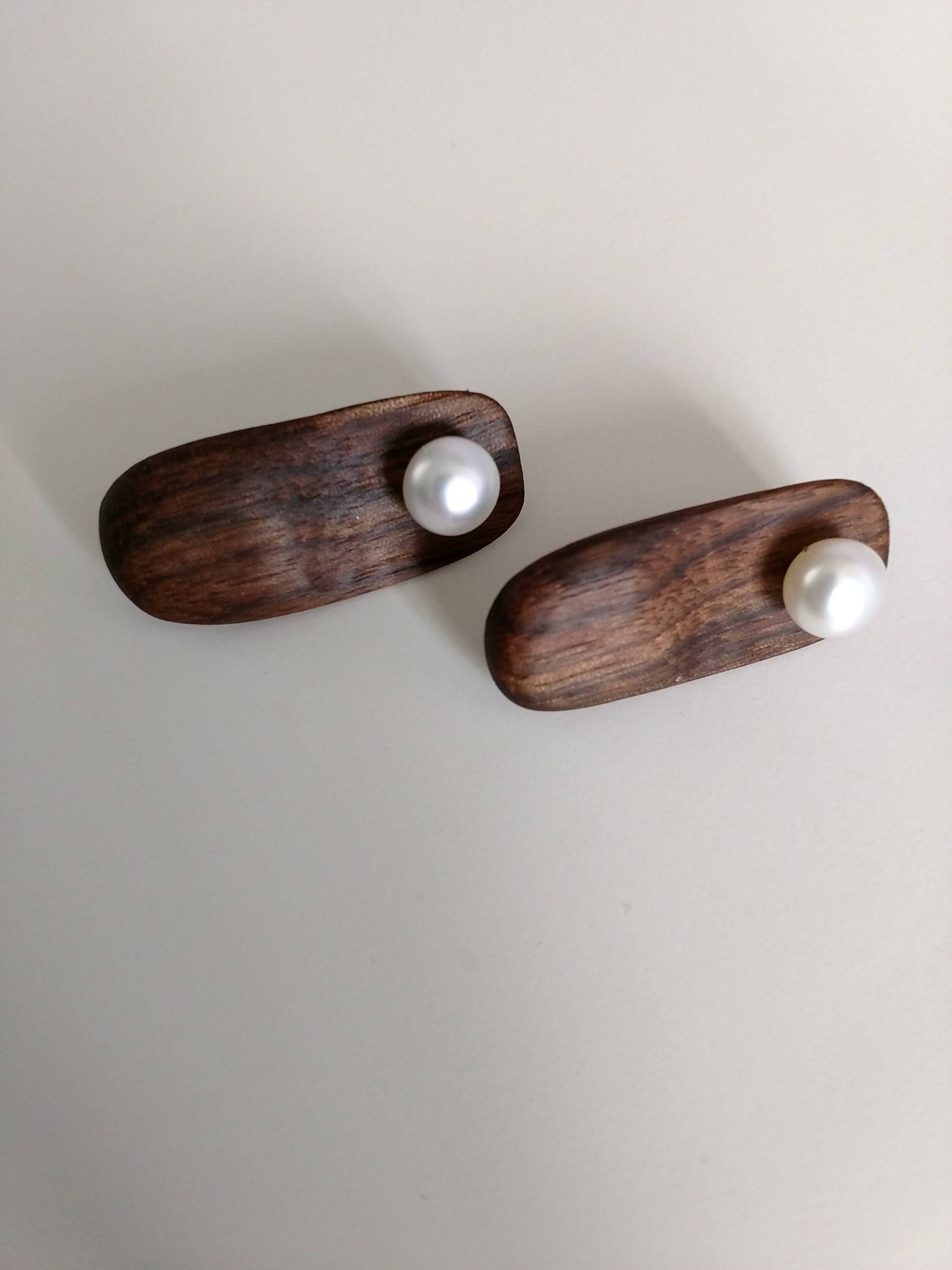 Nussbaumholz, Süsswasserzuchtperle 8.8 Mm Und Sterlingsilber-Ohrringe 02 von CreationsByRandal