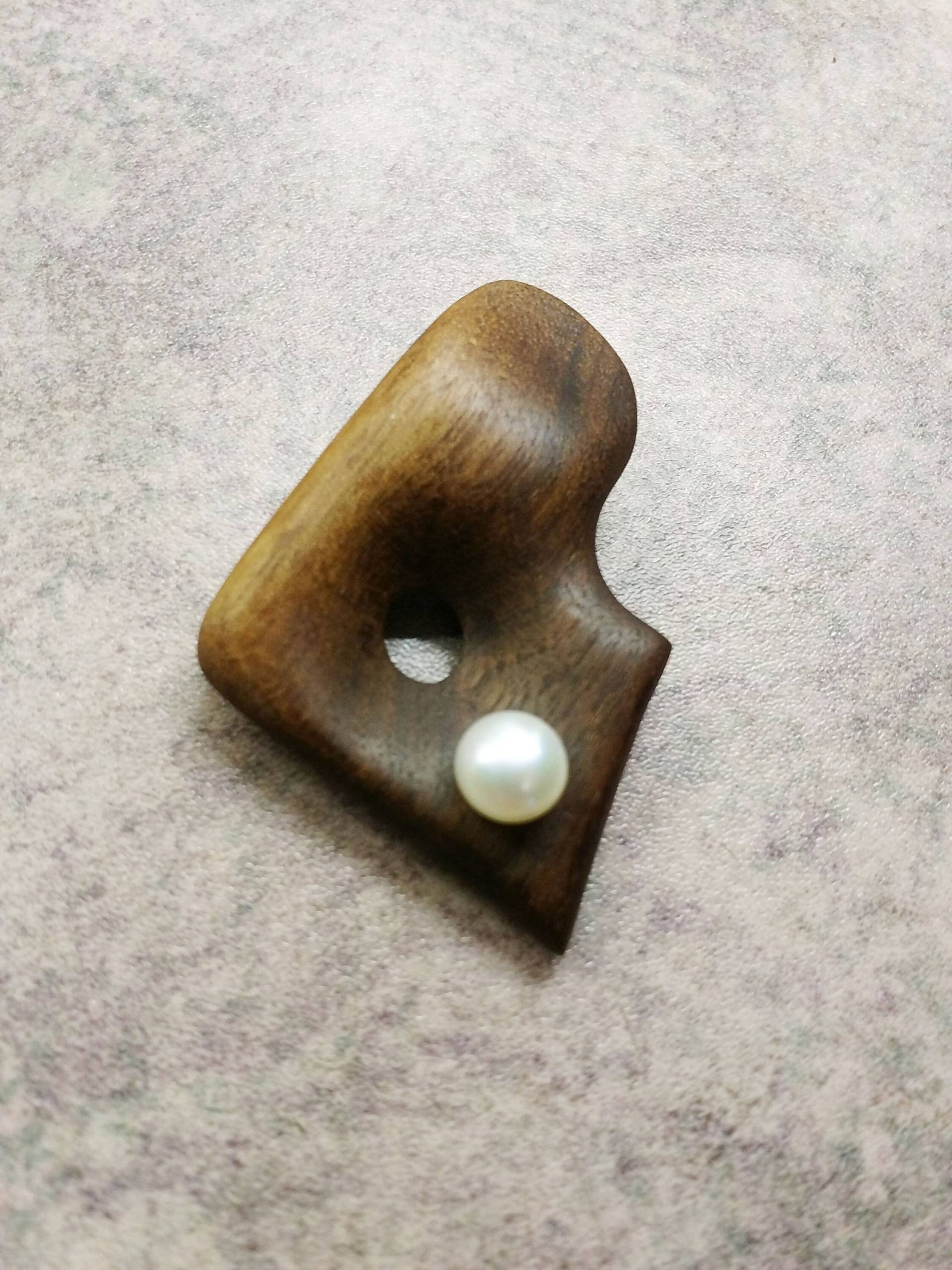 Nussbaumholz Und Süßwasserzuchtperle 9, 0 Mm Pin 04 von CreationsByRandal