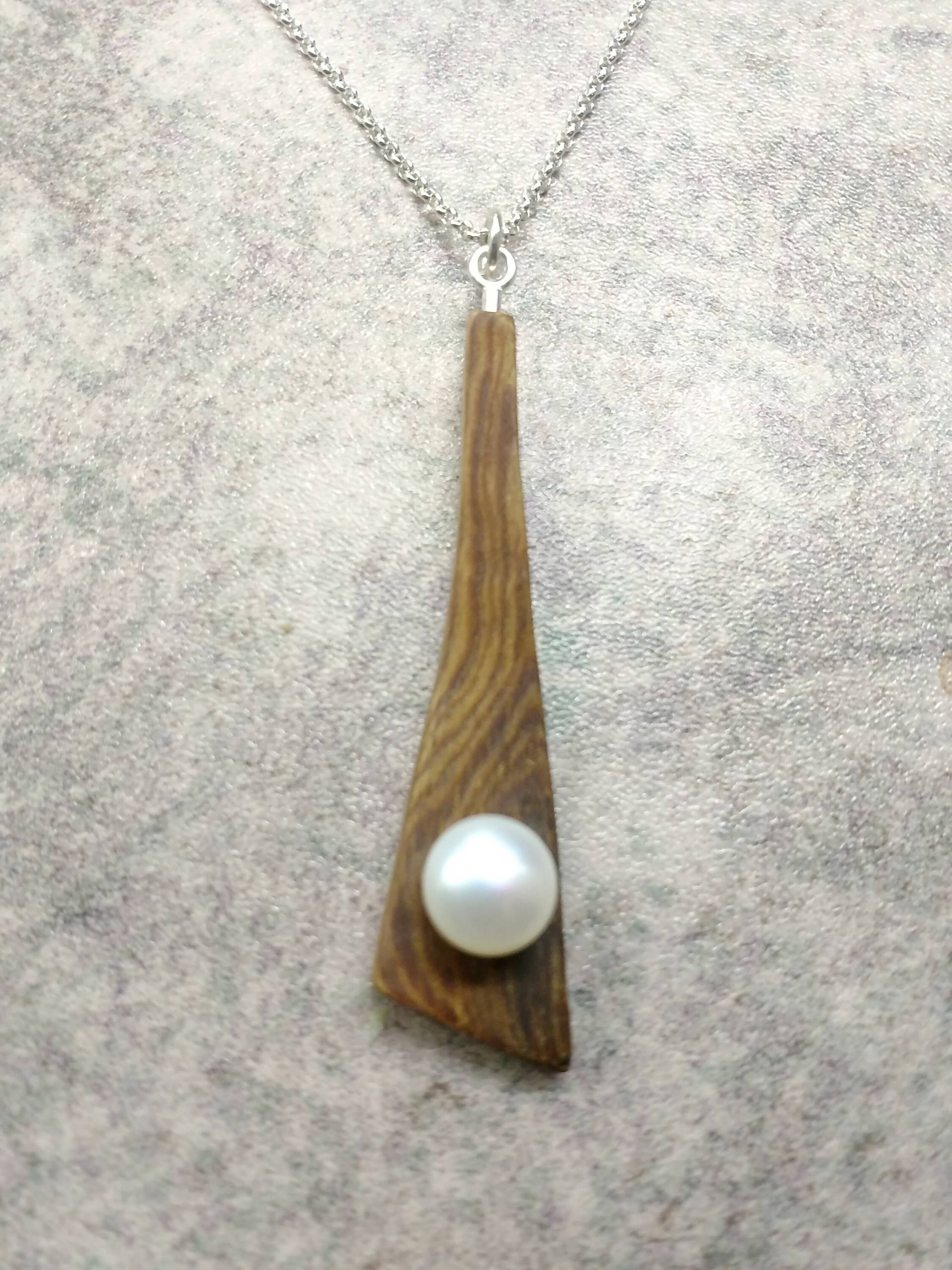 Süsswasserzuchtperle 9.5 Mm, 925Er Silber Und Handgeschnitzter 51Er Apfelholz-Anhänger von CreationsByRandal