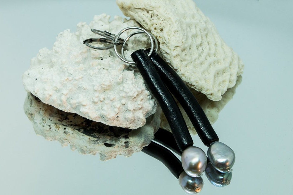 Korallenohrring Und Graue Perle Korallenohrring Und Graue Perle von CreationsSoperle