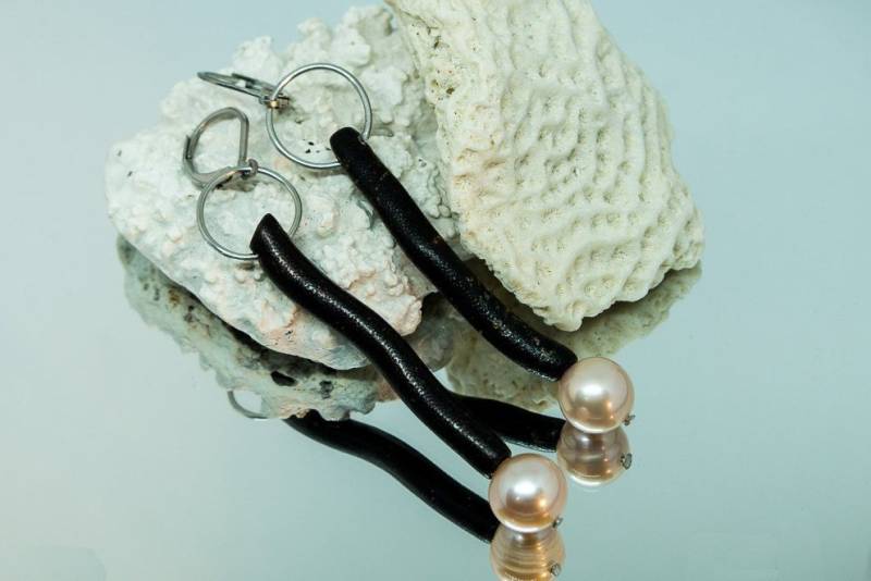 Schwarze Korallen Ohrringe Und Lila Perle Schwarze Korallen Ohrringe Und Lila Perle von CreationsSoperle