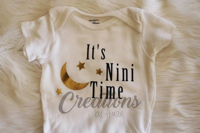 Es Ist Nini Time Baby Body von CreationsbyAman