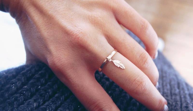 Kleiner 750 Vergoldeter Federring - Blatt-Charm-Ring Vergoldet Mit Feinem 18 Karat Gold Für Damen von CreationsbyAnais