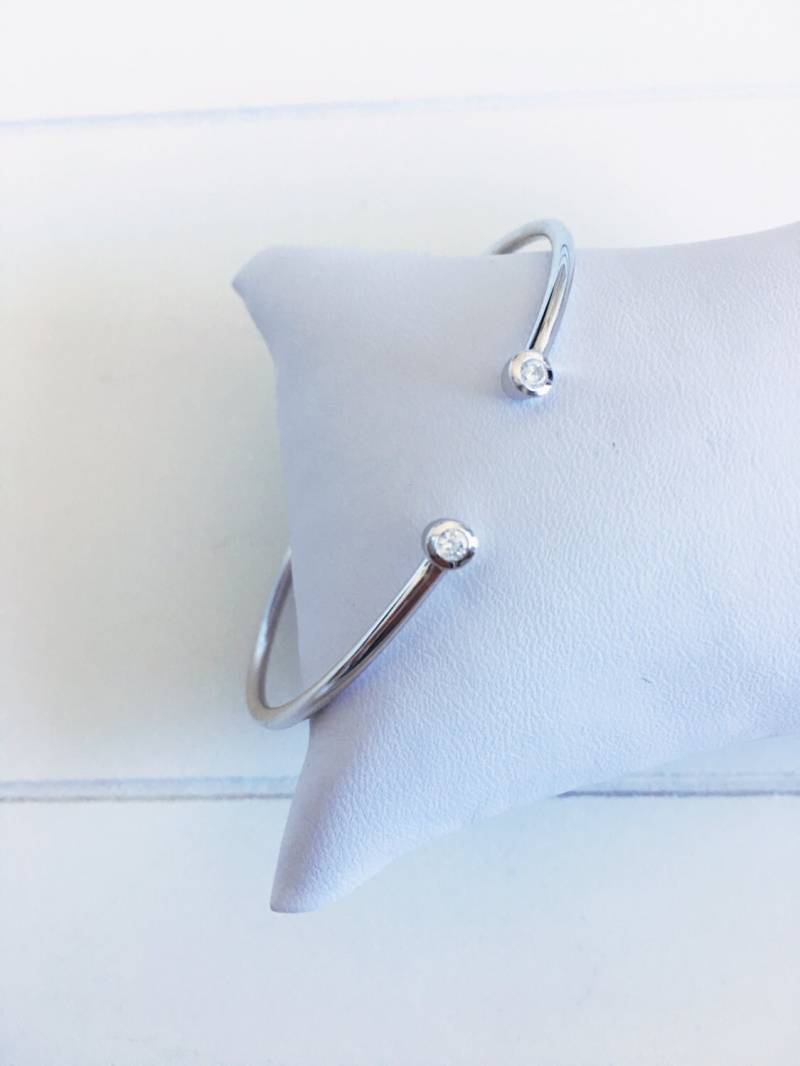 Schlichter Armreif Aus 925Er Silber Und Zirkonoxiden, Offenes Armband Massivem Brillanten | Zirkonen Für Damen von CreationsbyAnais