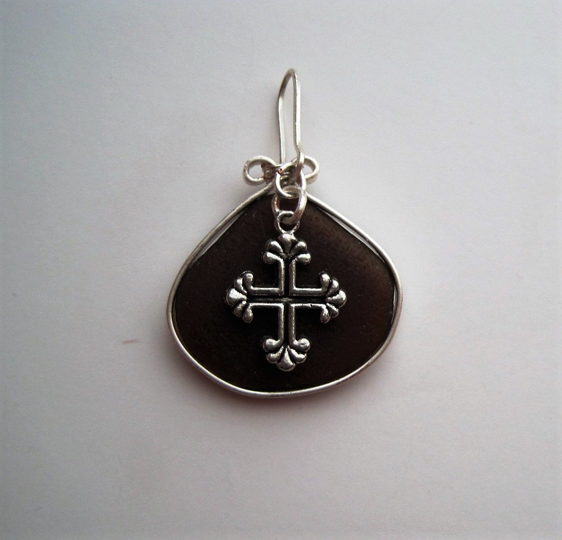 Art 449 - Echter Seeglas Draht Anhänger Mit Kreuz Art 449 - Echter Seeglas Draht Anhänger Mit Kreuz von CreationsbyCglass