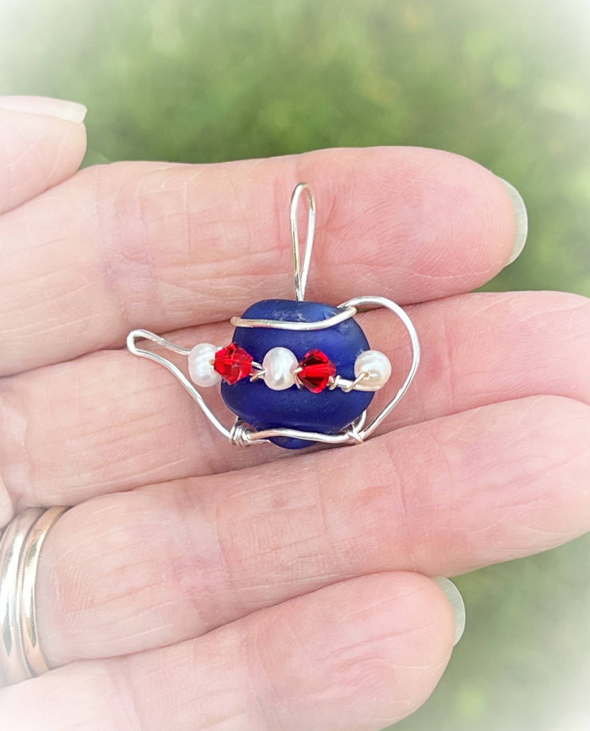 Artikel 357 -Kobaltblauer Echter Seeglas Draht Gewickelt Anhänger, Teekanne Geschenk Für Sie, Christlicher Schmuck, Kunst Artikel 357 -Kobaltblauer Echter Seeglas Draht Gewickelt Anhänger, Teekanne Geschenk Für Sie, Christlicher Schmuck, Kunst von CreationsbyCglass